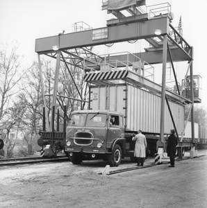 171642 Afbeelding van de ingebruikstelling van de containerkraan op het Containersteunpunt Noord-Nederland te Veendam.